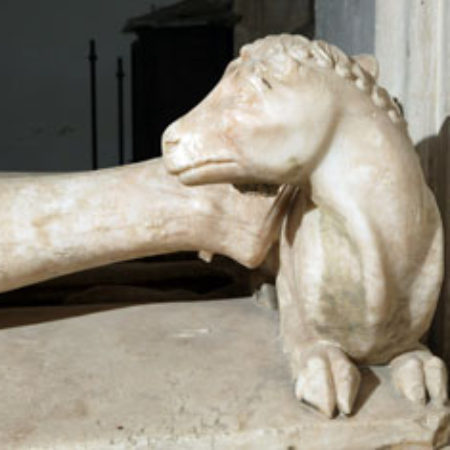 Robert is shown straight legged with the hands held in prayer and the feet resting on a unicorn