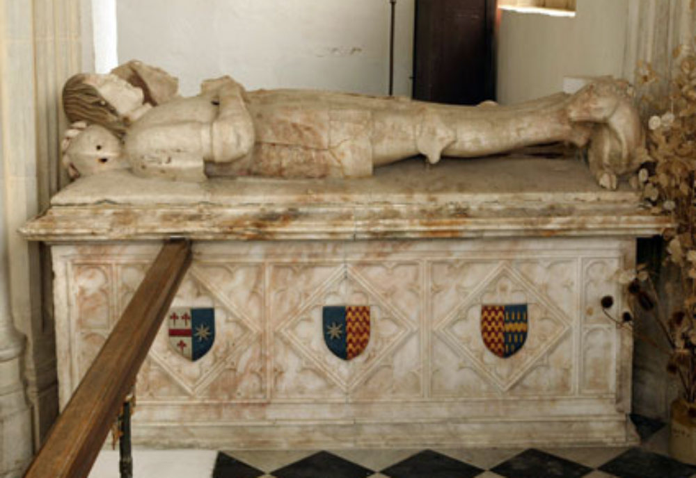 The effigies of Robert and his wife lie on a high tomb chest