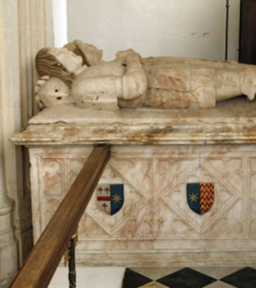 The effigies of Robert and his wife lie on a high tomb chest